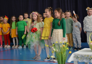 Dziewczynka przebrana za wiosnę wita wszystkich zgromadzonych