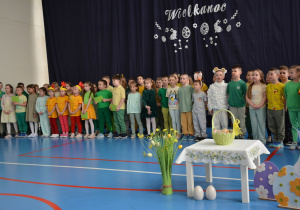 Dzieci śpiewają piosenkę