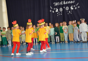 Dziewczynki tańczą przygotowany taniec do muzyki "Taniec kurcząt w skorupkach"