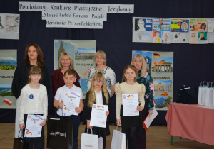 Dzieci z nauczycielkami na tle dekoracji konkursowej