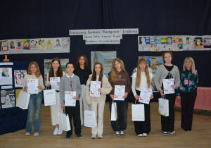 Dzieci z nauczycielkami na tle dekoracji konkursowej