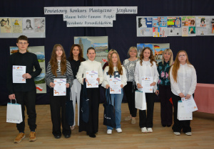 Dzieci z nauczycielkami na tle dekoracji konkursowej