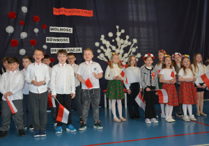 Uczniowie klasy 2a w patriotycznych barwach śpiewają pieśń