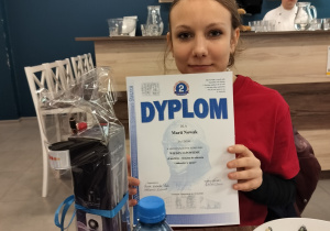 Marysia prezentuje otrzymany dyplom