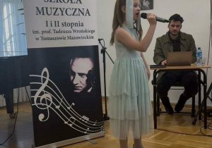 Kalina prezentuje na scenie przygotowany utwór