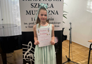 Kalina prezentuje otrzymany dyplom