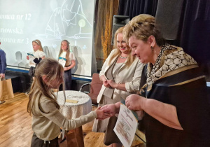 Hania otrzymuje gratulacje i nagrody za zajęcie III miejsca