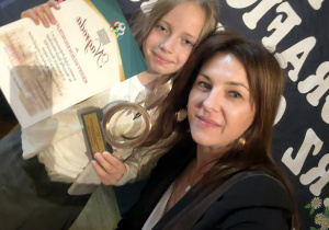 Hania i pani dyrektor tuz po wręczeniu nagród