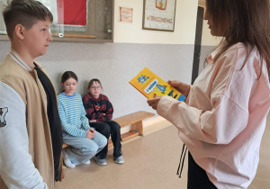 Robert otrzymuje nagrodę za udział w konkursie
