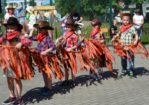Chłopcy w kowbojskich przebraniach