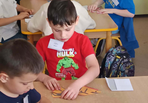 Igor układa puzzle znaków drogowych