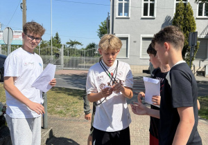Chłopcy rozwiązują zadania