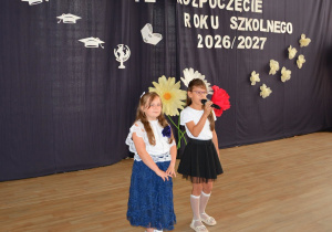 Uczennice klasy drugiej recytują wiersz