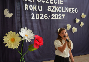 Uczennica klasy czwartej śpiewa piosenkę