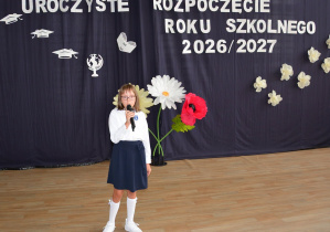 Uczennica klasy piątej recytuje wiersz