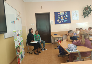 Pani z biblioteki czyta ciekawą książkę