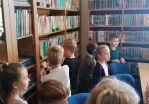 Przedszkolaki zwiedzają bibliotekę szkolną